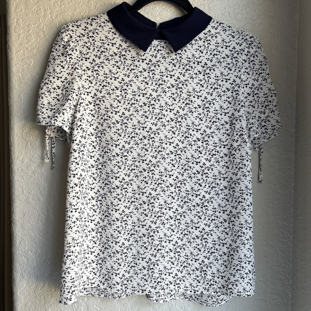 CeCe‎ Womens XS Blouse Floral Peter Pan Collar White Navy Short Tie Sleeve Top